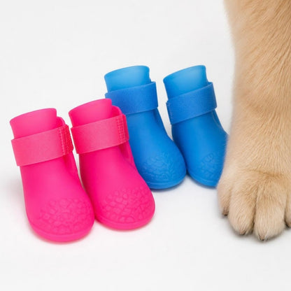 Kit com as 4 botinhas de silicone ao lado da pata