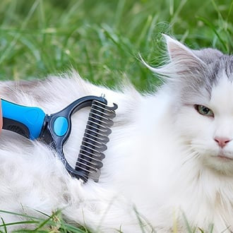 Escova anti-pelos pet em uso em gato